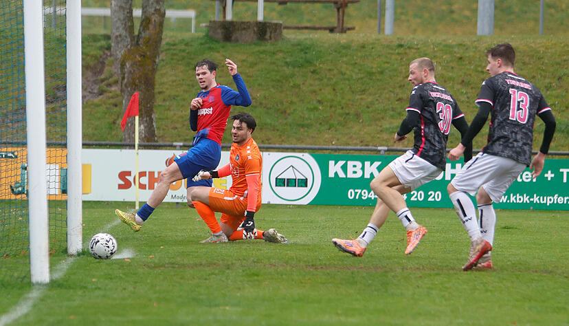 Der Hollenbacher  Niklas D&ouml;rr erzielt das 1:0 gegen G&ouml;ppingen.