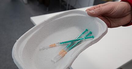 Fertig aufgezogene Spritzen liegen in der Stauwehrhalle in Horkheim bereit. Foto: Veigel