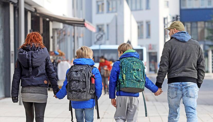 Wohin in Klasse fünf? Die Entscheidung für eine weiterführende Schule mussten Eltern mit ihren Kindern jetzt treffen. Die offiziellen Zahlen werden erst ein einigen Monaten veröffentlicht, es gibt aber Trends. Foto: Archiv/ Wohin in Klasse fünf? Die Entscheidung für eine weiterführende Schule mussten Eltern mit ihren Kindern jetzt treffen. Die offiziellen Zahlen werden erst ein einigen Monaten veröffentlicht, es gibt aber Trends. Foto: Archiv/
