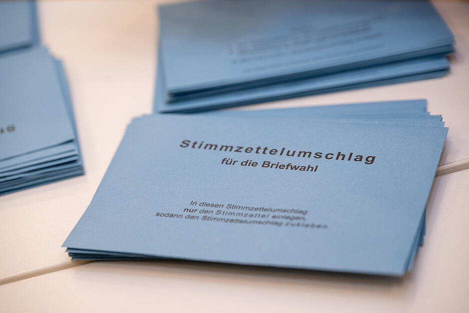 Helfer zählten die Stimmen bei der Bürgermeisterwahl in Massenbachhausen aus. Helfer zählten die Stimmen bei der Bürgermeisterwahl in Massenbachhausen aus.