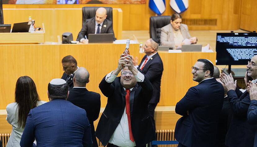 Israels rechtsextremer Polizeiminister feiert mit anderen Abgeordneten die Billigung eines Gesetzes &uuml;ber die Einf&uuml;hrung der Todesstrafe f&uuml;r Terroristen.