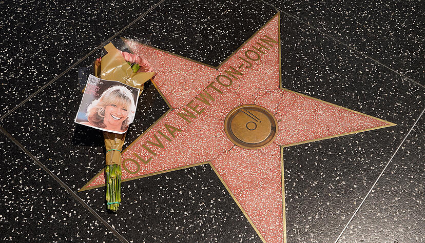 Blumen schm&uuml;cken den Stern von Olivia Newton-John auf dem Hollywood Walk of Fame. Die mit der Musicalverfilmung &laquo;Grease&raquo; in den 70ern weltber&uuml;hmt gewordene S&auml;ngerin und Schauspielerin ist im Alter von 73 Jahren  gestorben.