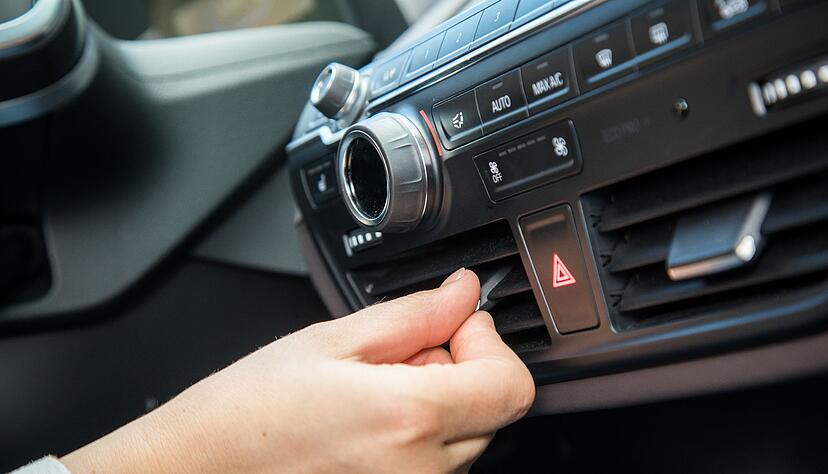 In der Klimaanlage k&ouml;nnen sich Bakterien bilden, die zu Gestank f&uuml;hren. Daher empfehlen die Auto-Experten, sie einmal im Jahr zu reinigen.