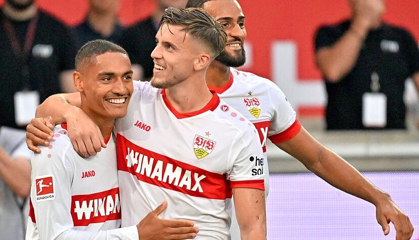 Drei prägende Stuttgarter Figuren: Der überragende Enzo Millot (links) lässt sich nach seinem Tor zum 3:0 vom 2:0-Torschützen Ermedin Demirovic gratulieren. Josha Vagnoman (rechts) im Hintergrund freut sich mit.
Foto: dpa