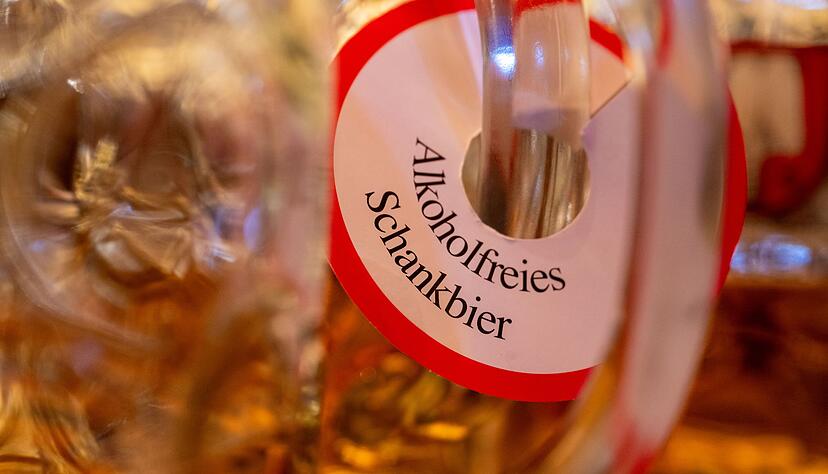 Ein Trend breitet sich aus: Zunehmend Menschen verzichten im Januar auf den Konsum von Alkohol. (Symbolbild) Ein Trend breitet sich aus: Zunehmend Menschen verzichten im Januar auf den Konsum von Alkohol. (Symbolbild)