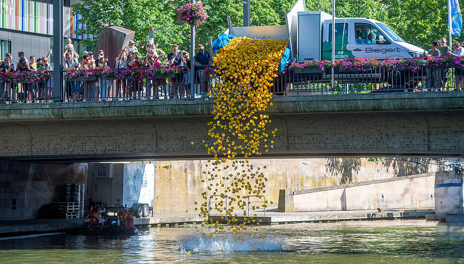 Die 5000 Quietscheentchen beim Heilbronner Entenrennen auf dem Weg von der Friedrich-Ebert-Brücke zur Neckarbühne unter dem Weinpavillon. Die 5000 Quietscheentchen beim Heilbronner Entenrennen auf dem Weg von der Friedrich-Ebert-Brücke zur Neckarbühne unter dem Weinpavillon.