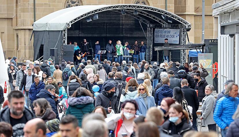Die Aktion "Magie der Stimmen" und der verkaufsoffene Sonntag locken viele Besucher trotz kühler Witterung in die Innenstadt.
Fotos: Ralf Seidel