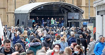 Die Aktion "Magie der Stimmen" und der verkaufsoffene Sonntag locken viele Besucher trotz kühler Witterung in die Innenstadt.
Fotos: Ralf Seidel