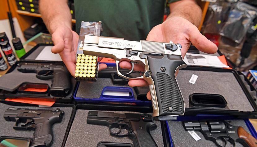 In einem Waffengeschäft werden verschiedene Schreckschusswaffen und Schreckschusspatronen gezeigt. In einem Waffengeschäft werden verschiedene Schreckschusswaffen und Schreckschusspatronen gezeigt.