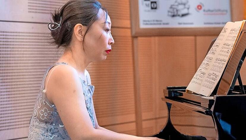Passend f&uuml;r den Anlass im kleinen Glitzernen weihte Pianistin Ling Wu den neuen Fl&uuml;gel mit einem Chopin-Scherzo ein.