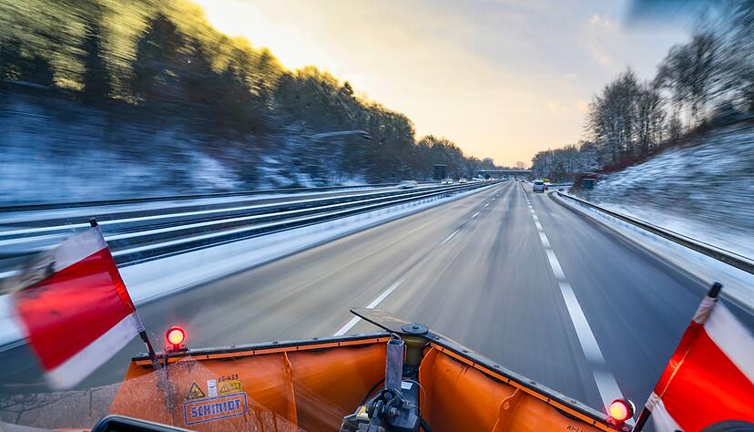 R&auml;um- und Streufahrzeuge besitzen im Winter Sonderrechte: Autofahrer sollten ausreichend Abstand halten und vorsichtig fahren.