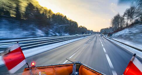 R&auml;um- und Streufahrzeuge besitzen im Winter Sonderrechte: Autofahrer sollten ausreichend Abstand halten und vorsichtig fahren.