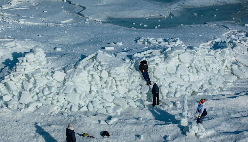 Meterhoch t&uuml;rmen sich Eisbrocken am Strand von Usedom auf.