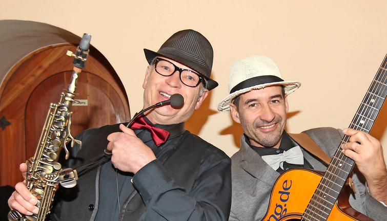 Gut gelauntes Acoustic Duo: Musikalische Untermalung geh&ouml;rt dazu.