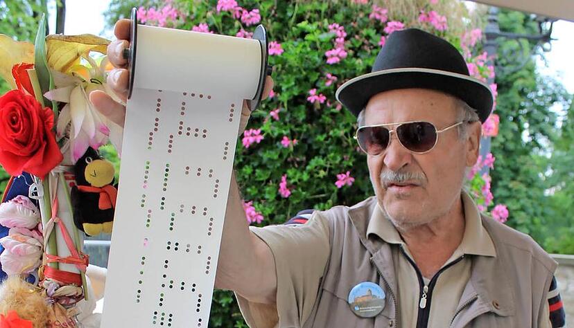 Manfred Ritter aus Mainhardt zeigt im Schlosshof das Lochband seiner Orgel.