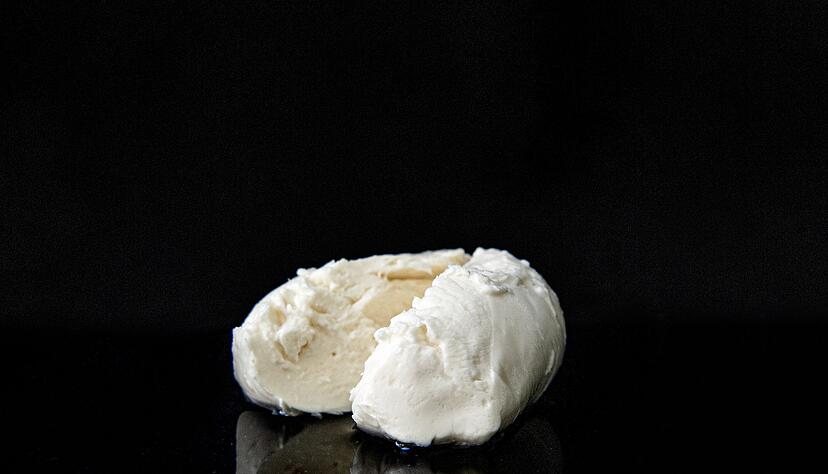 Mozzarella ist besonders bekannt f&uuml;r seinen milden Geschmack und seine weiche elastische Textur.
