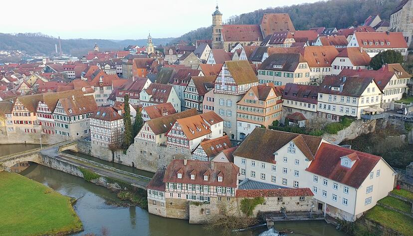Über den Turbinenraum ist das „Haus des Müllers“(vorne) mit anderen Mühlen-Gebäuden verbunden, die bereits vom Museum genutzt werden. Drohnenaufnahme: Götz Greiner Über den Turbinenraum ist das „Haus des Müllers“(vorne) mit anderen Mühlen-Gebäuden verbunden, die bereits vom Museum genutzt werden. Drohnenaufnahme: Götz Greiner