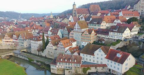 Über den Turbinenraum ist das „Haus des Müllers“(vorne) mit anderen Mühlen-Gebäuden verbunden, die bereits vom Museum genutzt werden. Drohnenaufnahme: Götz Greiner Über den Turbinenraum ist das „Haus des Müllers“(vorne) mit anderen Mühlen-Gebäuden verbunden, die bereits vom Museum genutzt werden. Drohnenaufnahme: Götz Greiner