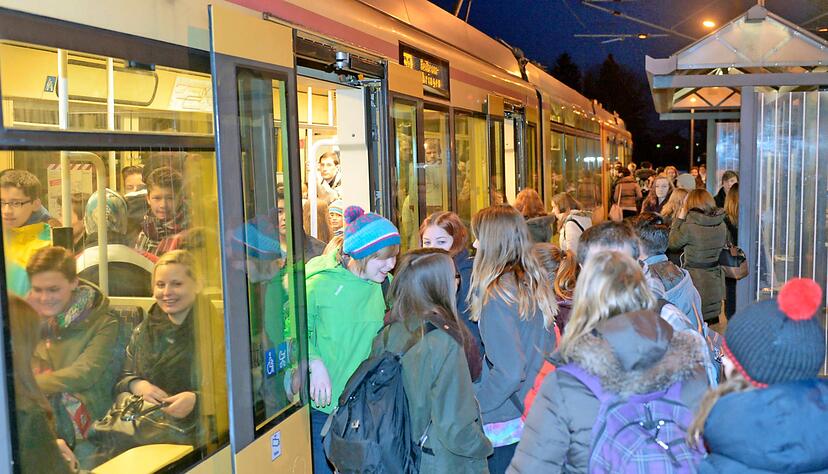 Dichtes Gedränge: Das gibt es morgens in Leingarten vor Schulbeginn an der Stadtbahn. Reicht das Angebot für alle, wenn der Schnellzug wegfällt?
Foto: Archiv/Berger Dichtes Gedränge: Das gibt es morgens in Leingarten vor Schulbeginn an der Stadtbahn. Reicht das Angebot für alle, wenn der Schnellzug wegfällt?
Foto: Archiv/Berger