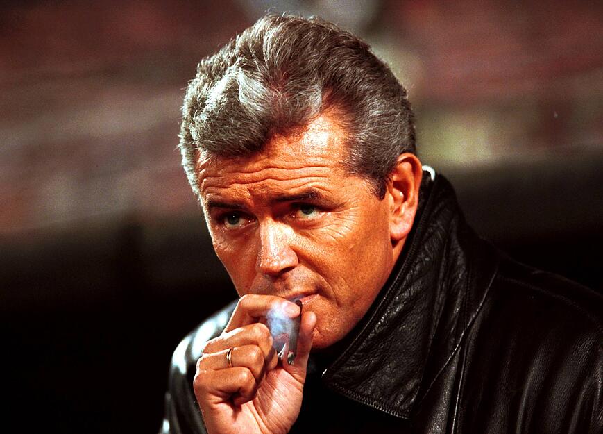 Die erste Trainerstation führte den Zabergäuer vier Jahre lang zu Waldhof Mannheim. 2000/01 fehlte nicht viel zum Erstliga-Aufstieg mit dem Waldhof. Das waren noch Zeiten, als Trainer mit einem Zigarillo auf der Bank saßen, wie Rapolder hier im Jahr 2000. Die erste Trainerstation führte den Zabergäuer vier Jahre lang zu Waldhof Mannheim. 2000/01 fehlte nicht viel zum Erstliga-Aufstieg mit dem Waldhof. Das waren noch Zeiten, als Trainer mit einem Zigarillo auf der Bank saßen, wie Rapolder hier im Jahr 2000.