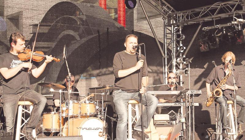 Für die Unterhaltung sorgten Gonzo"N"Friends. Seit 25 Jahren steht Frontmann Gonzo nun schon auf der Bühne. Auch die schweißtreibende Hitze hält ihn und die Band nicht vom Auftritt ab.
Fotos: Janina Hirsch Für die Unterhaltung sorgten Gonzo"N"Friends. Seit 25 Jahren steht Frontmann Gonzo nun schon auf der Bühne. Auch die schweißtreibende Hitze hält ihn und die Band nicht vom Auftritt ab.
Fotos: Janina Hirsch