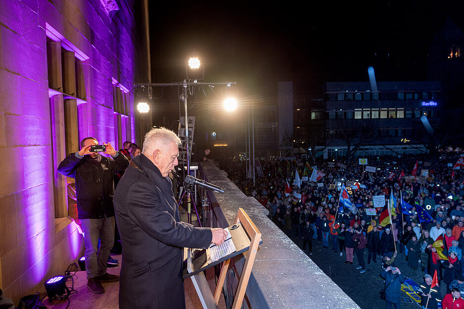 "Rassismus hat in unserer Gesellschaft keinen Platz", sagte Heilbronns Oberbürgermeister Harry Mergel, der zu den Rednern aus Politik und Gesellschaft gehörte.