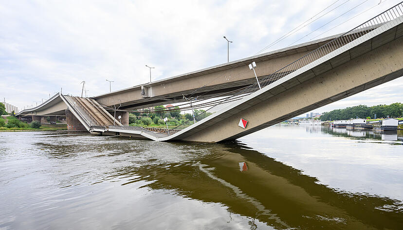 Teile der Carolabrücke über der Elbe sind eingestürzt, dahinter ist die Staatskanzlei zu sehen. Teile der Carolabrücke über der Elbe sind eingestürzt, dahinter ist die Staatskanzlei zu sehen.