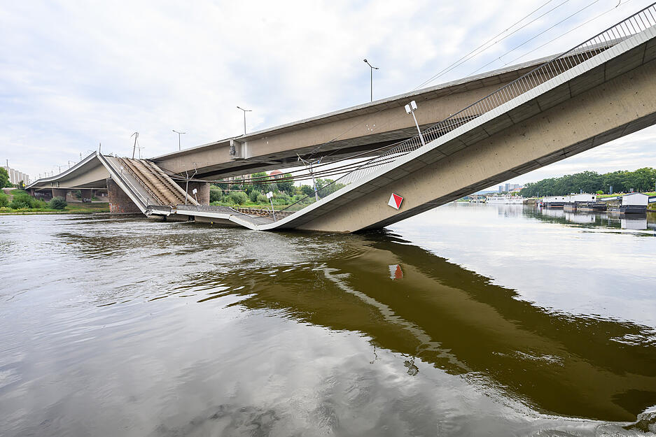 Teile der Carolabrücke über der Elbe sind eingestürzt, dahinter ist die Staatskanzlei zu sehen.
