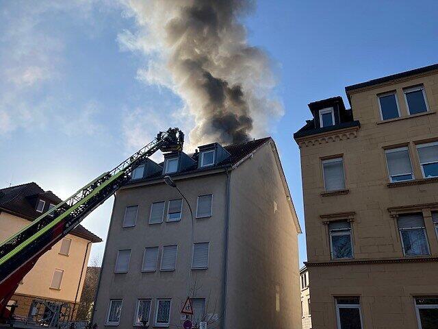 Eine Person ist vom Dach des Gebäudes in Heilbronn gerettet worden. Eine Person ist vom Dach des Gebäudes in Heilbronn gerettet worden.