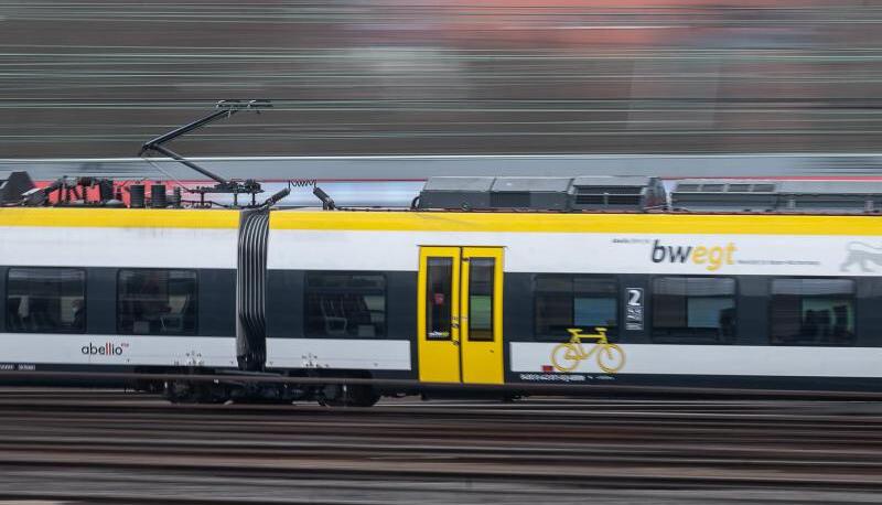 Ein Regionalzug des privaten Bahnbetreibers Abellio fährt vor dem Stuttgarter Hauptbahnhof.