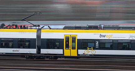 Ein Regionalzug des privaten Bahnbetreibers Abellio fährt vor dem Stuttgarter Hauptbahnhof.