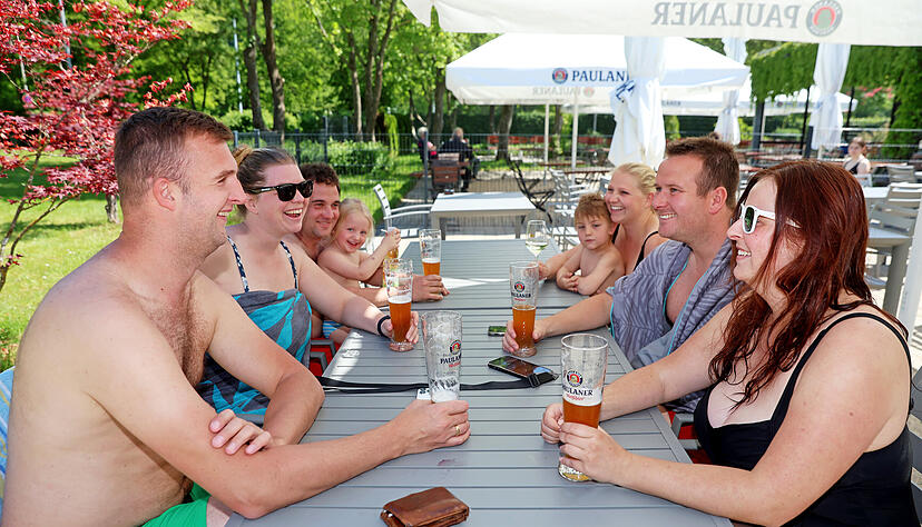 Sommerliches Maiwochenende: Die Menschen in der Region Heilbronn genießen die Sonne im Freibad