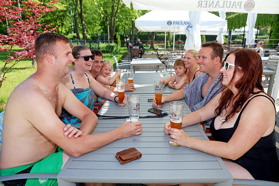 Sommerliches Maiwochenende: Die Menschen in der Region Heilbronn genießen die Sonne im Freibad