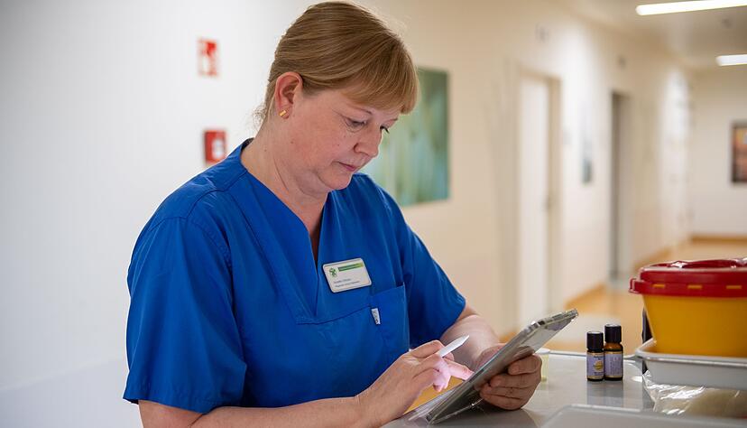 Die Aufgaben von Fachkräften in der Palliativpflege umfassen nicht nur medizinische Pflege, sondern auch emotionale Unterstützung und Beratung für Patienten und Angehörige. Die Aufgaben von Fachkräften in der Palliativpflege umfassen nicht nur medizinische Pflege, sondern auch emotionale Unterstützung und Beratung für Patienten und Angehörige.