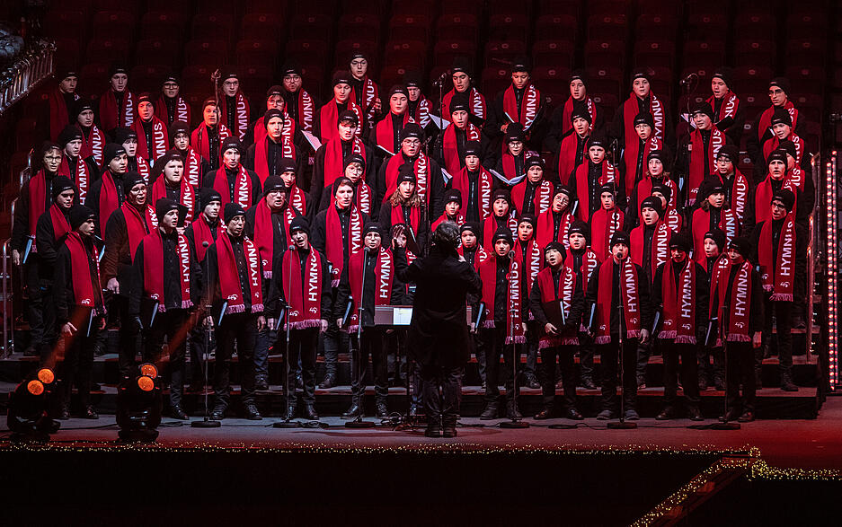 Die Stuttgarter Hymnus-Chorknaben treten während der Veranstaltung "Stars im Stadion – Das große Weihnachtskonzert" des VfB Stuttgart in der MHP-Arena auf. Die Stuttgarter Hymnus-Chorknaben treten während der Veranstaltung "Stars im Stadion – Das große Weihnachtskonzert" des VfB Stuttgart in der MHP-Arena auf.