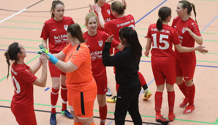 Groß war die Freude der Frauen des SV Heilbronn am Leinbach, die sich den ersten Hallentitel im neuen Bezirk Franken sicherten. Groß war die Freude der Frauen des SV Heilbronn am Leinbach, die sich den ersten Hallentitel im neuen Bezirk Franken sicherten.