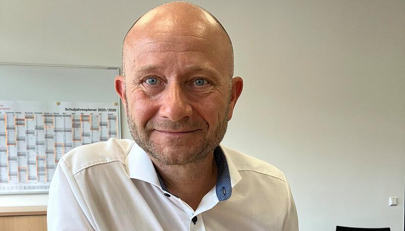 Mit sehr viel Erfahrung und Empathie bereitet Schulleiter Jochen Scheufler seinen 500 Schülern den Raum, um die Trauer um einen Mitschüler zu verarbeiten.