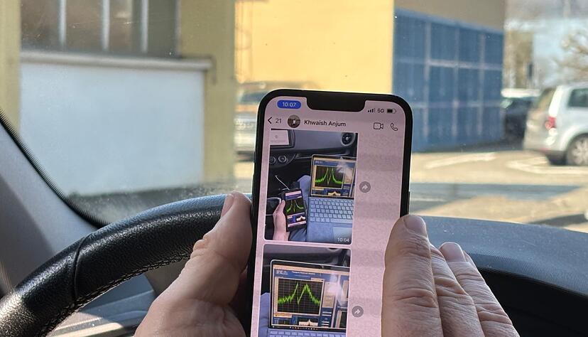 Physiker Ulmer pr&uuml;ft w&auml;hrend der Fahrt live, ob die Antiprotonen noch an Ort und Stelle sind.