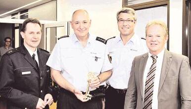 Michael Greiner (r.) &uuml;bergab den Schl&uuml;ssel an (v.l.) Revierleiter Thomas N&uuml;rnberger, Postenleiter Innenstadt Georg G&ouml;hring und Polizei-Chef Roland Eisele.Foto: Mugler