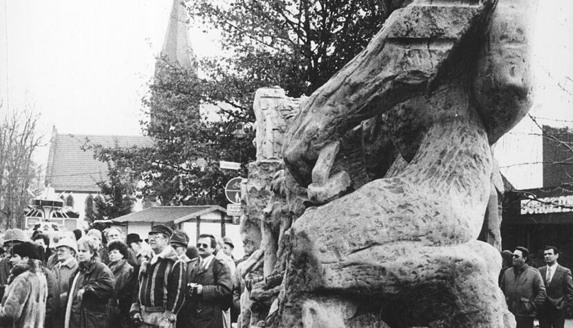 Die Skulptur der Schwarzen Hofmännin bei der Einweihung in Böckingen. Die Skulptur der Schwarzen Hofmännin bei der Einweihung in Böckingen.