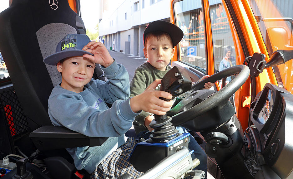In den Fahrzeugen konnte auch Probegesessen werden.