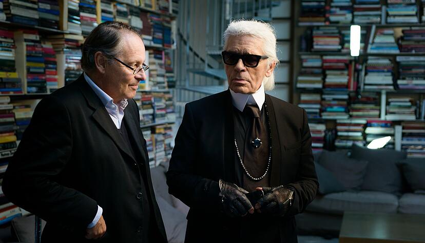 Designer Karl Lagerfeld im Gespr&auml;ch mit dem Filmemacher Gero von Boehm (links).