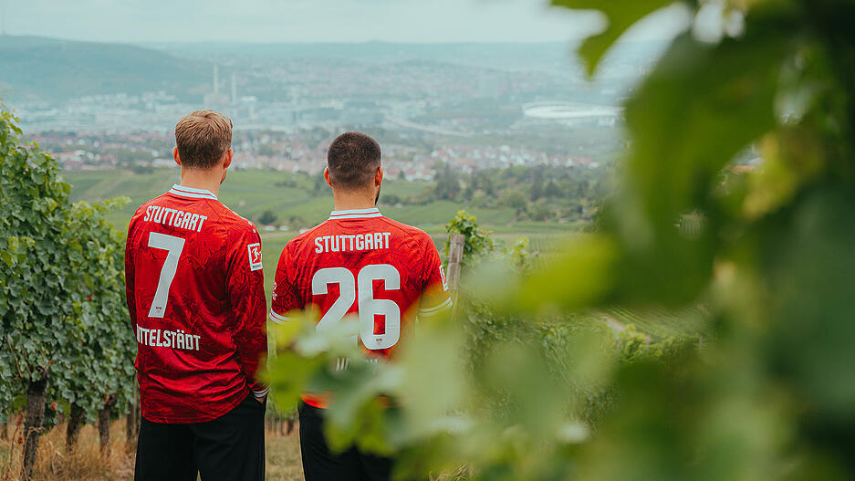 Das Auswärtstrikot hingegen ist in Rot gestaltet. Das dritte Trikot soll schwarz sein.