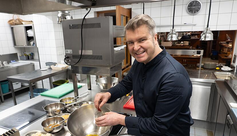 Thomas Büchner, Küchenchef im Reussischen Hof, bei der Zubereitung einer Safran-Kardamom-Sauce.