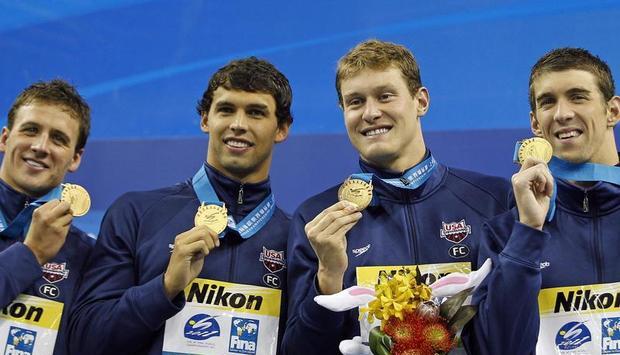 Die US-Staffel mit Ryan Lochte (l-r), Richard Berens, Peter Vanderkaay und Michael Phelps holte Gold.