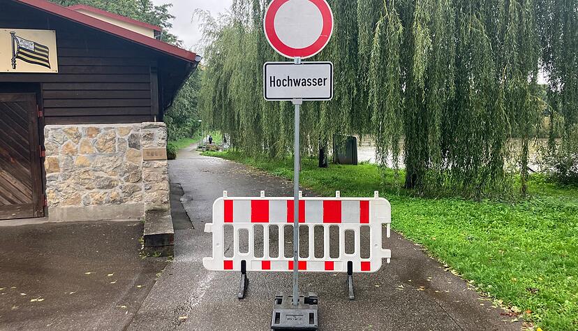 Die Pegelstände sinken nach dem Dauerregen wieder. Ein Fuß- und Radwegen in Bad Wimpfen ist dennoch vorsorglich gesperrt.