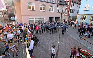 Viele Menschen sind am Abend zur Verkündung des Wahlergebnisses ins Städtle gekommen, um den alten und neuen Bürgermeister zu bejubeln.