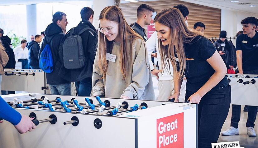 Zwei Schülerinnen haben sichtlich Spaß am Tischkicker. Hier lernt man ganz unkompliziert potenzielle Arbeitgeber kennen.
Foto: Kivent/Prinzler Zwei Schülerinnen haben sichtlich Spaß am Tischkicker. Hier lernt man ganz unkompliziert potenzielle Arbeitgeber kennen.
Foto: Kivent/Prinzler
