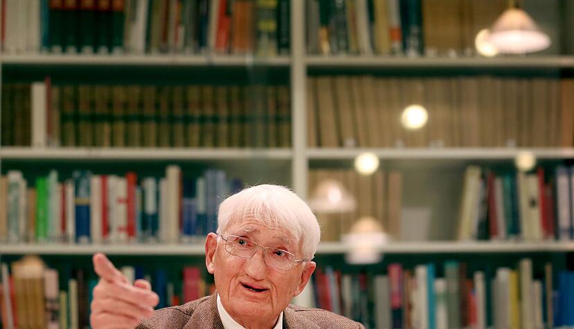 Habermas bei einer Pressekonferenz im Jahr 2012.