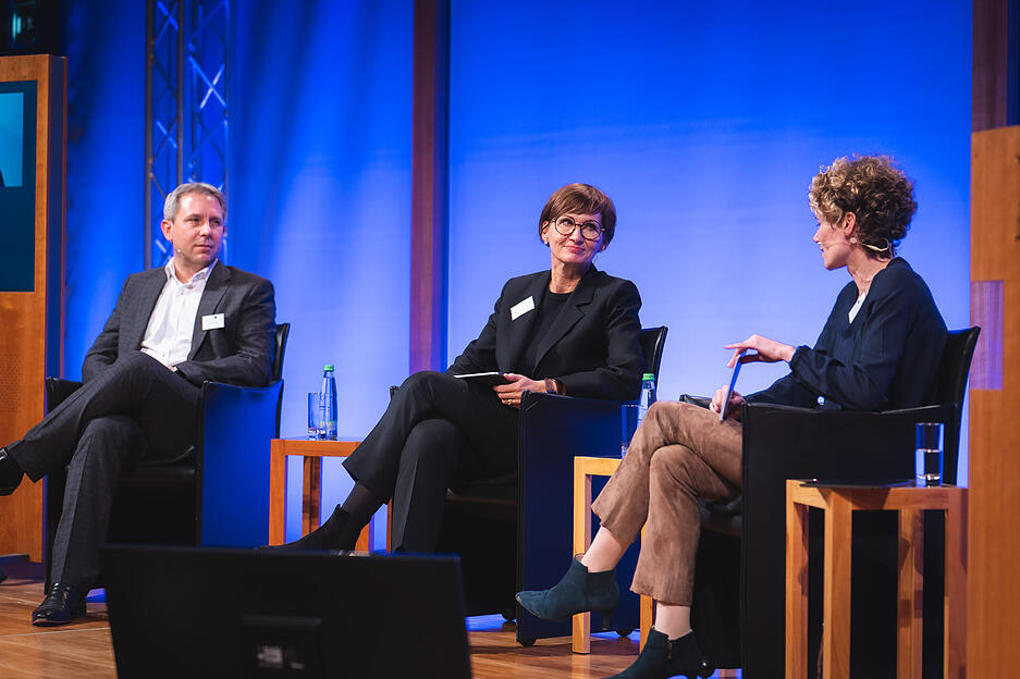 Diskussion auf dem Podium: Niels Pinkwart und Bettina Stark-Watzinger mit Moderatorin Johanna B&ouml;rsch-Supan. Foto: Jens Ahner